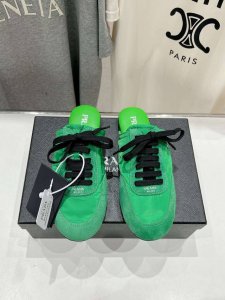 高版本出厂 半托 Prada*普拉达P家25ssfw～new新款绑带休闲鞋，低调奢华懒人鞋，富人的不二选择！软胶底素有踩云感之称～舒适度百分百细腻反绒皮鞋面，鞋