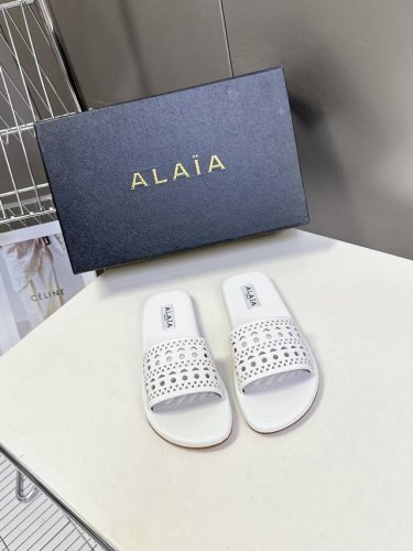 Alaia阿莱雅小众潮牌春夏新款冲孔雕花平底拖鞋 这品牌这不用多说 是近两年最火之一的品牌 几乎博主人手一双 春天的季节就要到了 推荐这款随性又不乏设计感的拖鞋