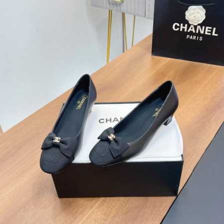 新款 走秀新款Chanel 香奈儿 蝴蝶结、凉鞋 单鞋 香奶奶家一贯的优雅名媛气质 高级感十足 上脚非常Nice～ 不管光脚穿或搭配裙装、裤装、 都非常百搭！无 - 点击图像关闭