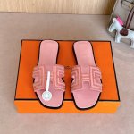 可配飞机盒50出厂价p Hermes 爱马仕H拖鞋Oran凉鞋系列 时尚又百搭 超级舒服 每个细节都做到极致 原版麂皮烫钻 原版1:1独家私模鞋面 原版真皮沿条