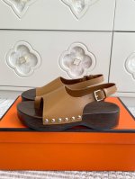 Hermes 爱马仕H家 kos系列 木底 厚底套趾夹脚凉鞋顶级品质小牛皮木底凉鞋，搭配可调节袢带。设计简约流畅，打造休闲时尚造型。 鞋面：进口小牛皮 厚底4c