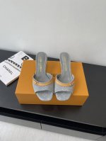 Louis Vuitton 25Ss New Arrival 春夏单宁猫跟 拖鞋 刚刚好的小猫跟 性感舒适 拉满了夏日美鞋能给的满分情绪价值 凉鞋的造型也很乖巧