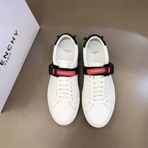 Givench* 专柜新品运动鞋，采用哑光白色皮革等材质，点缀蓝色帆布饰带和磁力正面饰小号黑色Givench*饰带。皮革镶饰，结扣，后侧饰有金色Givench*