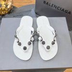 工厂p价 元 Balenciaga 巴黎世家网红圆头铆钉松糕包头镂空透气扣带厚底沙滩凉拖 情侣款 独家顶级版本 巴黎世家 25Vs春夏松糕厚底爆款凉拖系列 在这