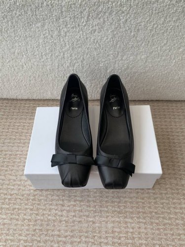 Christian Louboutin 春夏新款红底鞋 姐妹们这次分享的是他家好穿的系列 2025 春夏新款红底鞋实物美到炸裂头 本季设计大胆又性感 上脚直接腿