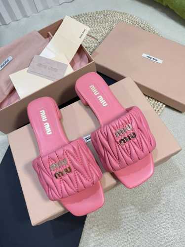 Miumiu 缪缪新款拖鞋 高品质闭眼入 超好穿搭 采用羊皮鞋面 人工缝线褶皱 羊皮垫脚内里更加柔软舒服 小字母五金Mlu Mlu 原版真皮大底 约1.5Cm