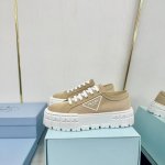 普拉达PRADA 2024秋冬新款 鞋面：水洗帆布，内里羊皮 最新厚底时尚走秀单鞋 重版推出优雅大方 大底:一比一开模底 原版包装 跟高5cm ，原版金属三角扣