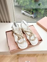 G0286代购级别Miu Miu2025时装周秀场麻绳编织凉鞋 人字拖全球各大代购官网火爆上市秀场曝光 非常留行的美拉德配色平底鞋 电绣工艺设计 独特风格 非常