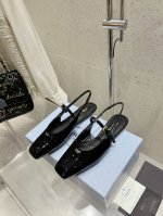prada 普拉达 25Ss早春新款 绝美方头平底凉鞋 时尚界久违的极简之美 经典时尚配色 毫不费力的优雅风来袭 时髦 精致 绝美 方头 开边珠外穿时尚气质简约