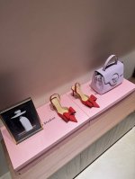 2025早春＆ 烫钻蕾丝花边高跟凉鞋绝美公主鞋，没有之一对这种bingbing的事物永远没有抵抗力跟姐妹各来一双，出门不要太抢眼哦，气质满满全新水晶钻扣，非常期