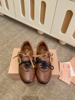 皮面扣子 miu Mi* 春夏新品 代购级别 我是细节控 面料对版Zp单薄清透 区别于市场不对版厚面料 皮料对版Zp轻微擦旧 随性而为 复古时髦 百搭舒适 新爆