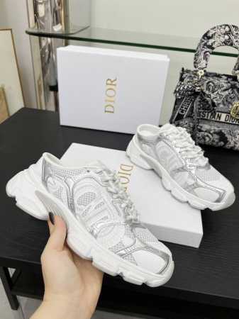 这款 Dior Chrono 运动半抱鞋以Dior的高订风格重新演绎跑步鞋。白色网眼织物搭配银色调层压皮革效果镶片，点缀以经典细节，如两侧Cd标志、鞋舌上的星星 - 点击图像关闭