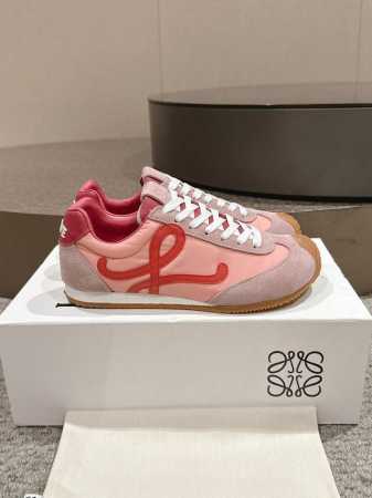 出厂 。 扣子+30 Loewe 25Fw New Arrival～罗意威2025早春新款情侣款运动鞋 Loewe这款芭蕾运动鞋超火超可爱哦！鞋面采用牛皮+布料 - 点击图像关闭
