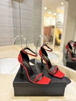 工厂直销 Saint Laurent 圣罗兰 Ysl字母金属扣 烤漆Ysl字母跟高跟凉鞋。特色的字母跟设计，独享不一样的风采。 进口羊京 进口漆皮+水染羊皮里+