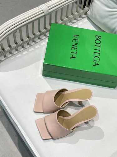 Bv 葆蝶家 18色齐 塑造经典一字深口拖鞋 蜜桃粉 Bottega Veneta 深口拖鞋继续延续 夸张的各种配色 必将影响穿搭界 各个明星 博主争相试穿 季