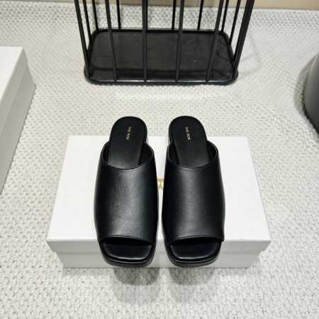 出厂: 独家顶级版本 the Row小众潮牌25Vs春夏新款系列 方头薄底凉拖 原版一比一打造舒适度 包裹性都比较好 个性十足 很好驾驭各种风格衣服搭配 面料: - 点击图像关闭