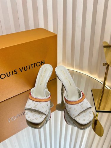 顶级版本Lv 驴家 25Ss 丹宁牛仔太好看了 很少做Lv家的单品 但是这双小猫跟我真的是没法拒绝啊 原版购入 用心开发 鞋跟都是开模定制 老花单宁色搭配的棕色