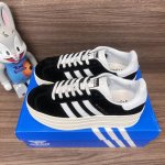 顶级版本Adidas Originals Gazelle 舒适潮流厚底 耐磨防滑增高低帮黑色板鞋。 货号: Hq6912 包装:全套得物配件毒盒配纯棉袜子一副。