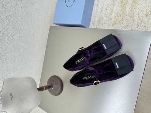 方头 可爱 玛丽珍 方跟印胶 Logo 单鞋 Prada 方圆跟 3.5Cm 简约设计 搭配三角标 Logo 的设计和简约的线条 很有格调 简单纯粹得色调 原版