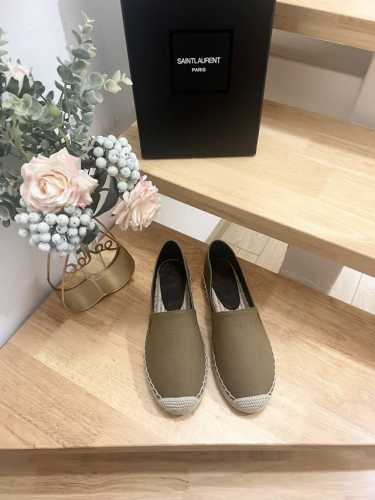 女款 P290 男款 P310 品牌：Saint Laurent 圣罗兰 面料材质：布面 内里材质：羊皮内里，羊皮垫脚 圣罗兰2025年草编渔夫鞋，原版意大利直