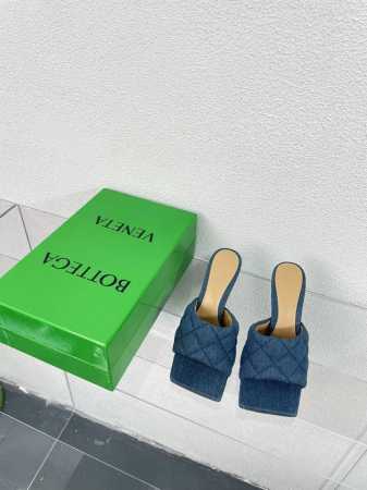 Bv 葆蝶家 新加洗水牛仔深口拖鞋 蓝色Bottega Venet 深口面包拖鞋继续延续 夸张的各种配色 必将影响穿搭界 各个明星 博主争相试穿 全部改换包装为 - 点击图像关闭