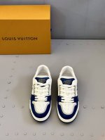驴家 新配色 男士Trainer运动鞋，本款 Lv Trainer 运动鞋取材柔软粒面小牛皮，呈现纯净色调，后部#54标识追溯品牌诞生于1854年，设计师手写体