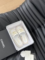 Chanel 新款双c柳丁拖鞋！ 这一季的蜜儿拖上脚太好看了 上脚巨显细长 灰常滴高级！ 鞋面羊皮 内里羊皮 真皮大底 Size:35-39 其他码数定做