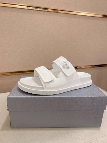 工厂P价 Prada 拖鞋 顶级代购 男士春夏拖鞋专柜同步 鞋面意大利进口牛皮搭，标志图形高品质工艺，鞋底：原厂特供原版底，独家活动成型底超级舒适，原厂跟单货，