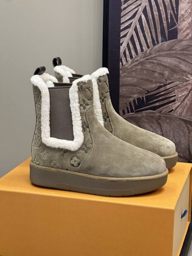 工厂 。 Louis vuitto n fw24 new arrival～ 1v 24秋冬厚底切尔西毛毛靴，皮毛一体材质；温暖呵护！压印老花细节和毛毛衍边设计，