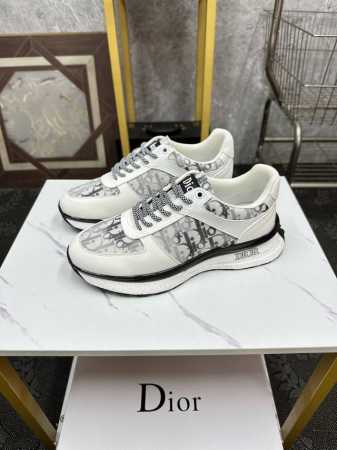 Dior-迪奥 来自法国 众多时尚超模首选品牌 做工精细 采用进口原版布面料 羊皮内里 原版开模耐磨大底 给予你色彩斑斓的时尚 尺码 Size :38-44。 - 点击图像关闭
