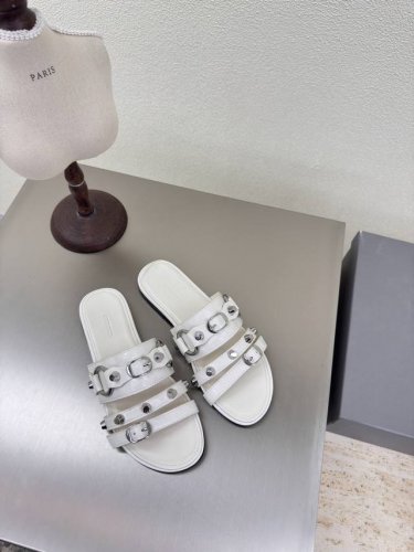 balenciag 平底 机车风 铆钉拖鞋 白色面料 牛油皮 内里 小羊皮 铆钉装饰 巴黎世家 经典设计 顶级版本 全部对版材料 继续着Demna式的对主流华丽