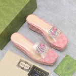 最高版本 Gucci早春系列Gg经典钻扣 厚底水台坡跟休闲拖鞋 凉鞋 配双G钻扣作为品牌的标志性象征制作而成打造令人惊艳的作品焕新演绎！ 面料：原版定制进口胶片