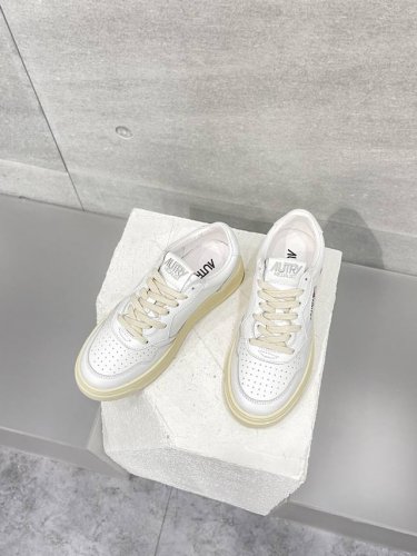 出厂价p 独家上新 被博主们私藏的小众品牌“Atury”复古运动鞋，自带氧化底和复古鞋带，每一个颜色都是满满美式复古风，超级好搭配，包容性极强，脚感也很舒适 鞋