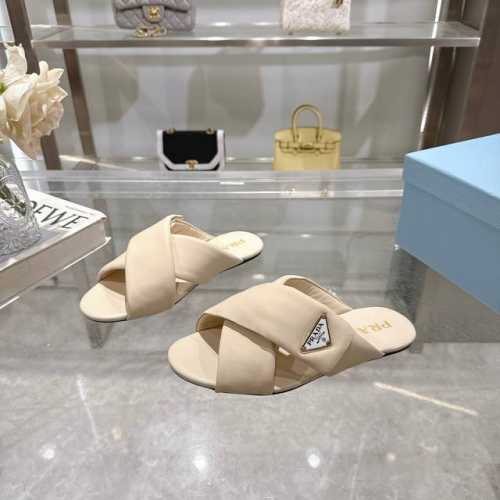 情侣款 踏入prada 2025最新春夏系列的时尚版图，这双罗马凉拖鞋绝对是不可忽视的存在。鞋面甄选顶级羊皮，细腻质感诉说着意式匠心。交叉双带扣设计，简约中暗藏