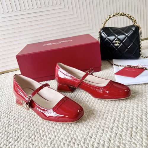 400 Roger Vivier Rv维维亚25年春夏新款 TrèS Vivier系列 小雏菊花钻玛丽珍单鞋 糅合六十年代元素，以新颖设计成为时尚新宠，几何粗跟