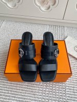 Hermes爱马仕kute系列粗跟凉拖鞋顶级品质小牛皮高跟凉鞋，搭配标志性Glenan鞋扣。航海风格，打造都市优雅造型。进口小牛皮 羊京 羊皮内里跟高：6cm进