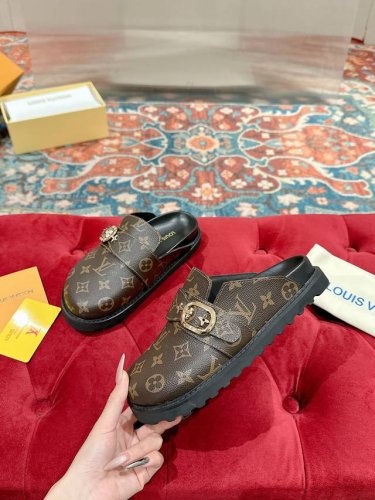 女 男 LV 路易威登 24 秋冬新品 专柜主打最新款 老花面包穆勒羊毛拖鞋硬货上新代购级别！高级感十足！国内外博主刷爆的一款，复古又时髦 上脚美炸了！官网主推