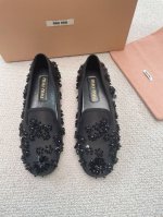 Miumiu谬谬2024春夏走秀刺绣花朵珠片乐福鞋！黑色刺绣珠片搭配真丝更显示复古优雅！上脚尤为惊艳到你的一款！可咸可甜 闭眼入都是不会后悔 上脚非常舒服！ 鞋