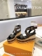 出厂 Louis Vuitton 最新走秀款厚底凉鞋 香港原版购入一比一开模 今年的款式比去年增加了老花原素 显得更为大牌 皮面款采用原版仿旧打蜡牛皮 内里垫脚