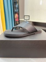 出厂价 PRADA 普拉达男士拖鞋来袭，大LOGO彰显风范，原版防滑耐磨橡胶大底！细节处理非常完美细节图奉上，自行观赏超舒适直拖！穿着舒适不掉脚！人手必备一双！