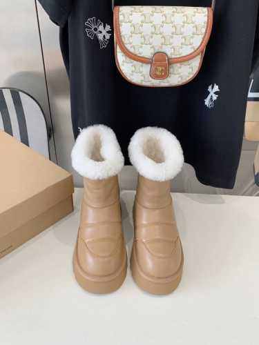 出厂价 UGG 24ss新款小马丁 雪地靴 独特的保暖设计 鞋面采用上等澳洲头层混种羊皮 超暖真羊毛内里 时尚百搭元素 升级版独家私模防滑防踢发泡特别轻 独特的