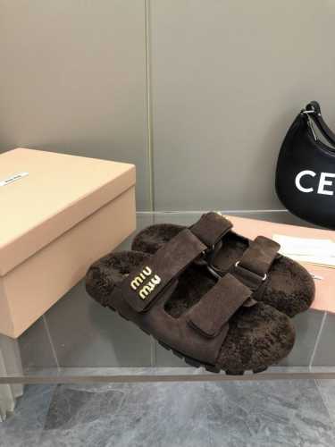 MiuMiu24秋冬新品毛拖 ！进口蓬松柔软组合羊毛 独特慵懒个性风格！ 原版开发 全套包装 鞋面：进口牛反绒 内里：羊皮 大底：成型防滑大底 码数：35-41