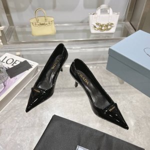 PRADA 普拉达 24 出厂价 专柜走秀款尖头单鞋 三角扣标 高跟 早春走秀款！鞋面：高定制漆皮面料 内里：进口水染羊皮大底：原版意大利真皮大底 跟高：7.5