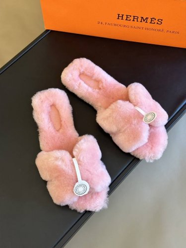 顶级版本 Herme s fw23 new arrival～ H家 H羔羊毛拖鞋新品 23新配色选用高密度皮毛一体材质，毛质为剪糕直毛，看起来蓬松温暖 鞋底为意