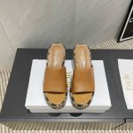 出厂: 独家顶级版本 Dior 迪奥 25Ss 夏季高版本新款凉鞋. 圆头厚底凉拖 简约超级百搭. 上脚完美奢华可任意搭配春夏服饰. 脚感更是舒适！材质原版完美