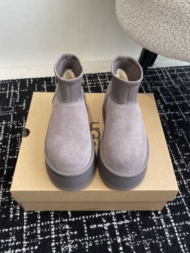 代购级 UGG.皮毛一体雪地靴 看多了经典款 需要一些点缀 今年特别爱毛线编织 成为寒冬流行穿搭的主流趋势 漫长的冬日还有什么比舒适度保暖更渴求呢 Size：#