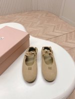 出厂 ，Miumiu 新款松紧芭蕾舞鞋玛丽珍单鞋 秀场工艺来自Miu Miu系列的细节特写，新季的潮流要素，与此刻挚爱的概念，玛丽珍芭蕾舞传达现代风格~ 怎么穿