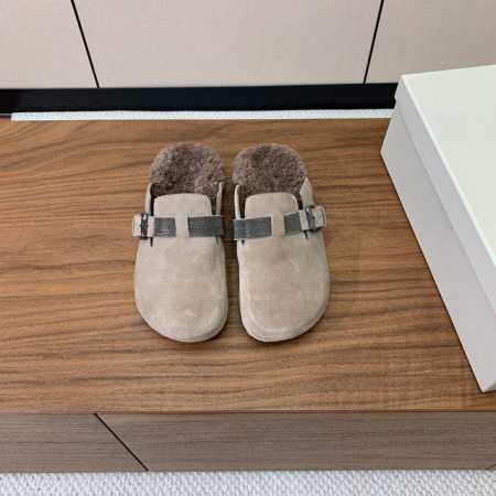 BRUNELL* CUCINELL* 羊毛里半包拖鞋。材质：牛绒鞋面 纯手工串联珠链配饰羊毛垫脚。橡胶大底。 码数：35-41 40、41定制不退换 批： - 点击图像关闭