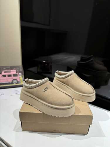 UGG 2024new arrival～ ugg 秋冬厚底民族风拖鞋新色 说到UGG大家都会想起就死皮毛一体经典款一定不陌生，但是UGG其它新潮热款可能姐妹们