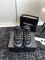 代购级 Chanel雪地靴 23秋冬Jennie同款 带机关的雪地靴，可以把1ogo反转，防滑 雪上冰上走都妙极了，不反转时就会在雪地上留下一串Chanel的雪